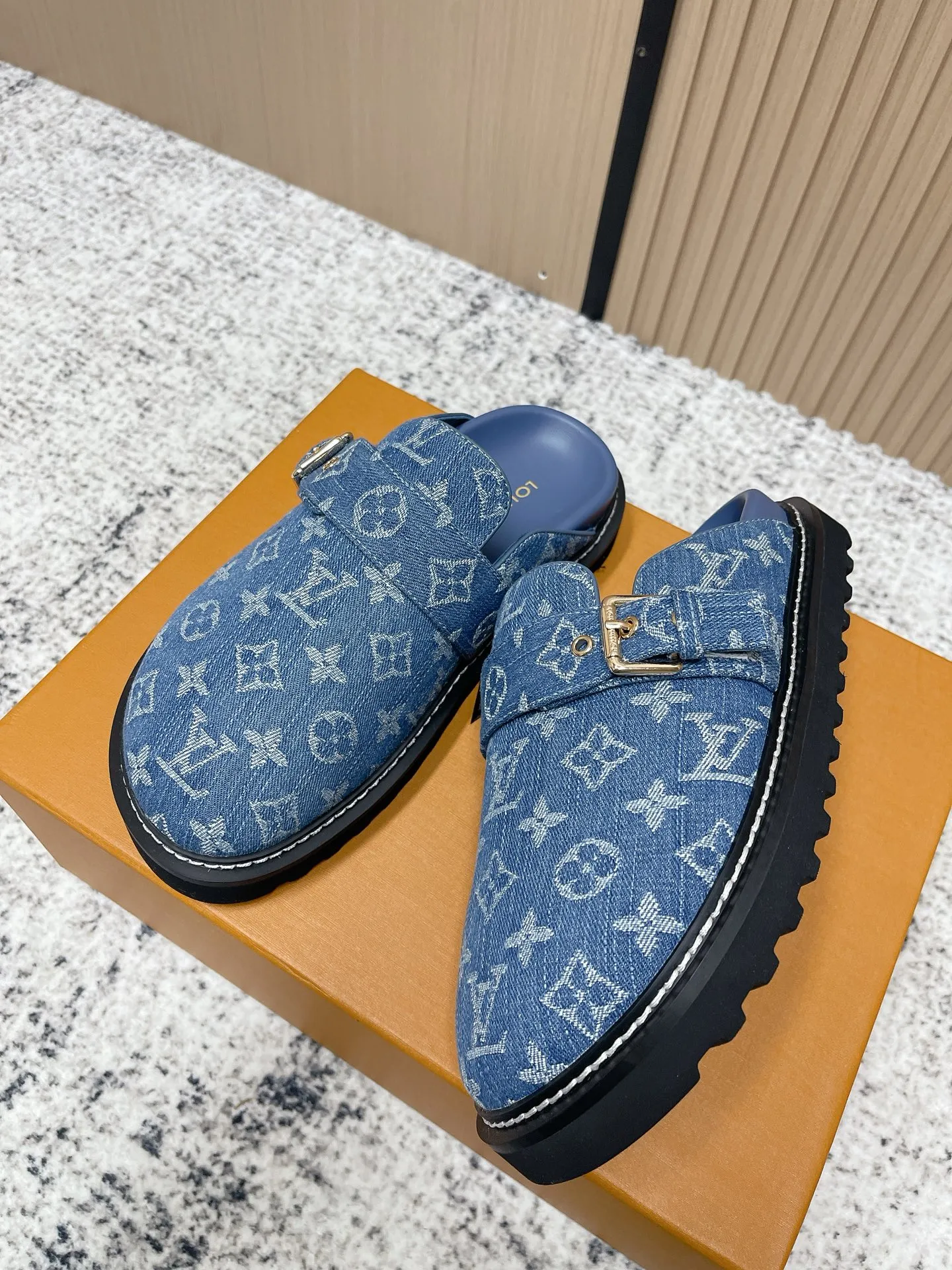[L Family] P: 460💰 Size: 35-46 (female 40.41, male 45 46 custom-made) Top version Louis vuitton Lv new couple Birkenstock slippers. Cute and cute, not too good on the feet. Simple and high-end slingback design. Ready to wear and go. Good news for lazy people. Imported cowhide leather upper/imported old calico. Original hardware buckle, original molded high-density foam outsole.